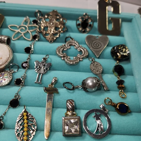 #2513, LOT OF VICTORIAN PENDANTS, 21 ITEMS - Picture 2 of 4